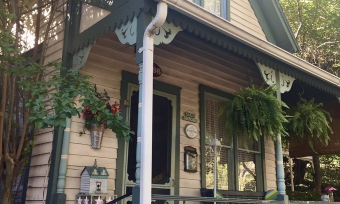 Eureka Springs Historic District Maison | Starry Night Cottage on Spring Street in Historic Downtown Eureka Springs!