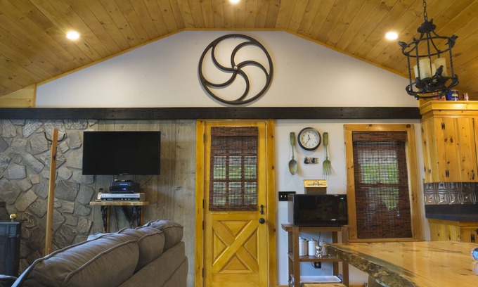 Limerick Maison | START VACATION on FRIDAY ~ Lakeside Cottage, private beach, hot tub, and more!