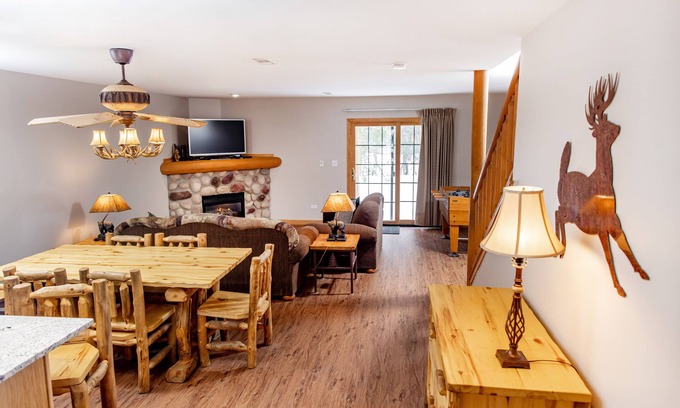 Oglesby Maison | Starved Rock Cabin Sleeps 9