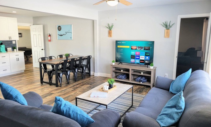 Ottawa Maison | Starved Rock Retreat! Game room, King Bed, Pet Friendly!