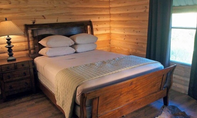 Cat Spring Cabine | StarView Cowboy Cabin~Private Hot Tub for Two & many optional Ranch activities!