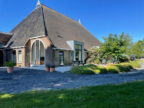 Wytgaard Maison | Statelan Logies, sfeervol en luxe ingericht vakantiehuis met 2 slaapkamers in het hart van friesland