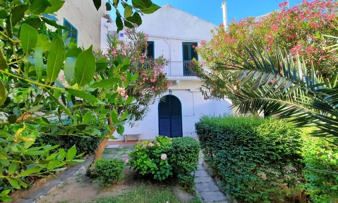 Vasto Maison | une maison de maître au centre, avec jardin