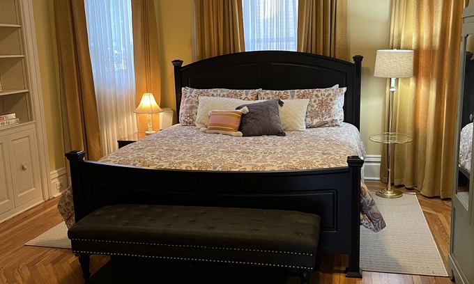 Butler Appartement | Stately Retreat with King sized bed. 1 1/2 baths!
