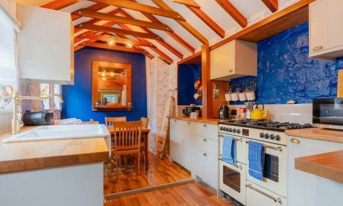 Crediton Maison | Station Bungalow - An Enthusiasts Retreat