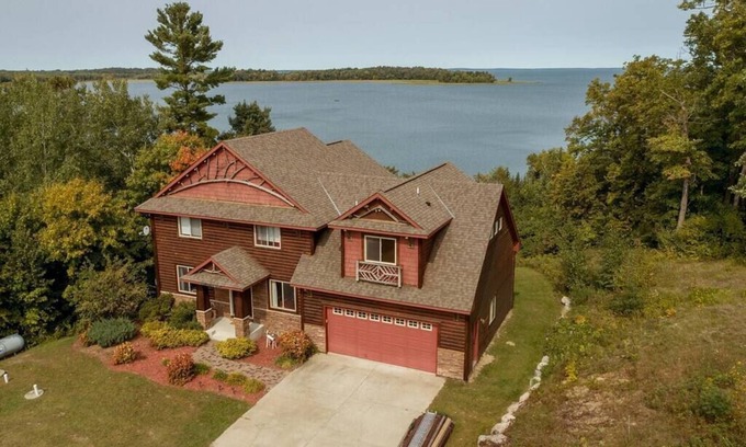 Walker Maison | Stay 4 for 3! Spacious Leech Lake Home on 2 Acres, Boat Lift, Dock, Swimming, Fi