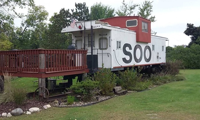 Sparta Cabine | Stay aboard a Caboose!