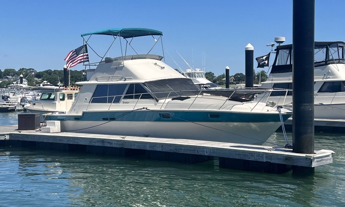 Quincy Location De Bateaux | Stay aboard, the "Rita V", our 34 Ft Silverton Convertible Motoryacht