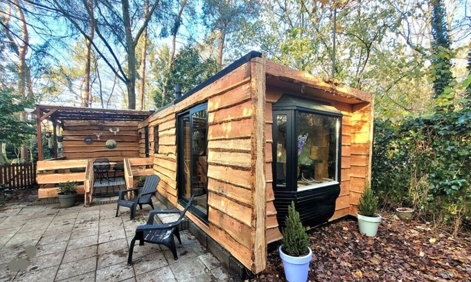 Hattemerbroek Cabine | Stay amidst nature in the Hunter's Cabin