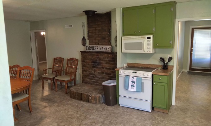 Johnson County Maison | Stay and play, home on private lake and acreage