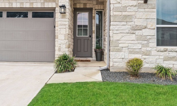 Round Rock Maison | Stay at Steph’s Farmhouse! Right next to Kalahari Resorts and Dell Diamond!