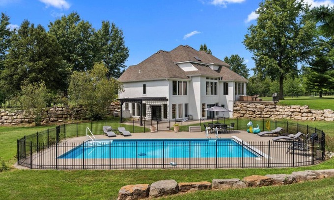 Lee's Summit Maison | Stay at Whispering Pines