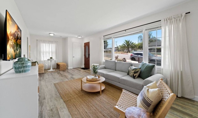 Lincoln Acres Appartement | Modern Comforts, City Views in Prime Location!