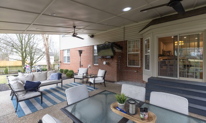 Buechel Maison | GREAT LOCATION! Shopping, dining very close.Easy, quick access to expressways.