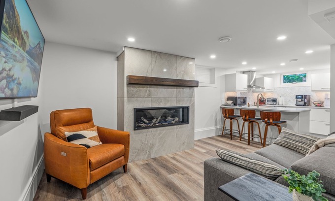 Vernon Appartement | Stay Cozy. Play Wild. Welcome to Blue Spruce Den - Vernon.
