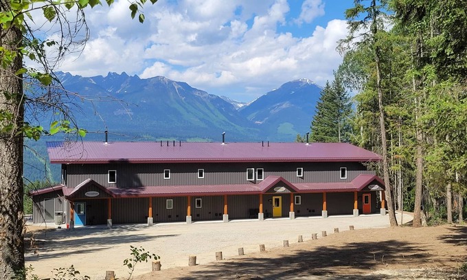 Golden Maison | Stay Golden - sleeps 20. Bugaboo
