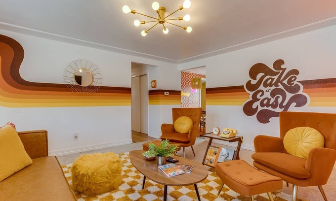 Arvada Plaza Area Maison | Stay Groovy in Denver | Turf Yard | 5 King Beds