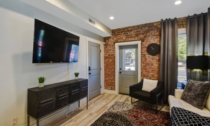 Central City Appartement | ✨Stay Here✨5 Minutes Downtown✨Comfy Foam Beds✨W&D✨