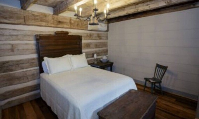 Swoope Lit Et Petit-Déjeuner | Stay in a 1795 Log Cabin on a working farm, George Washington Swoope, Jr Suite