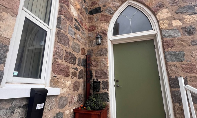 Estevan Lit Et Petit-Déjeuner | Stay in a converted church with gourmet breakfast!