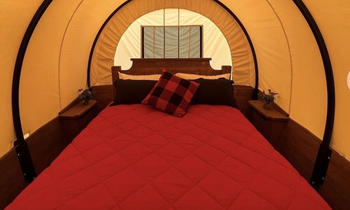 Lancaster Cabine | Stay in a unique Conestoga Wagon with room for 4