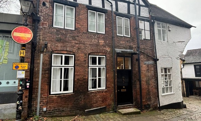 Shrewsbury Maison | Stay in History: 13th-Century Gem in Shrewsbury's Heart!