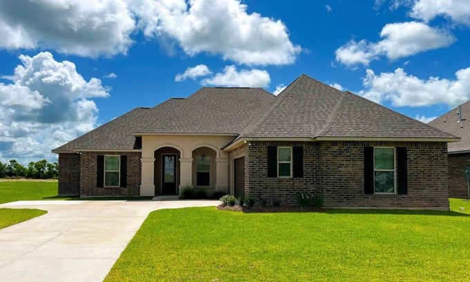 Lake Charles Maison | Stay in luxury and comfort during your next work contract or vacation at the Bellview Bungalow.