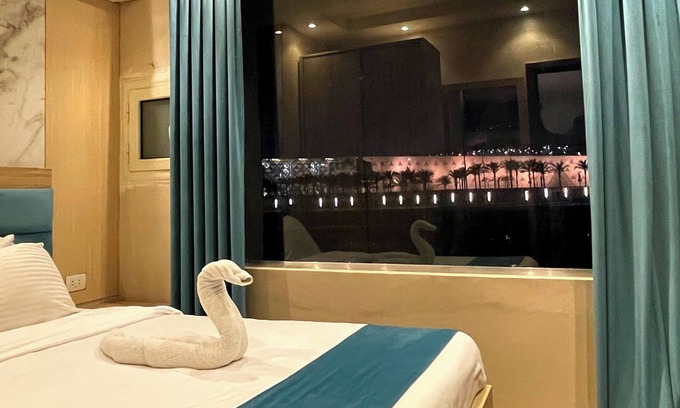 Giza Hôtel | "Stay in Luxury: Hotel Room with Stunning Grand Egyptian Museum View"