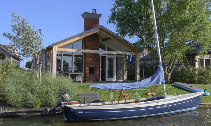 Akkrum Maison | Stay in our energy-neutral Eneva 4 bungalow, with private jetty.