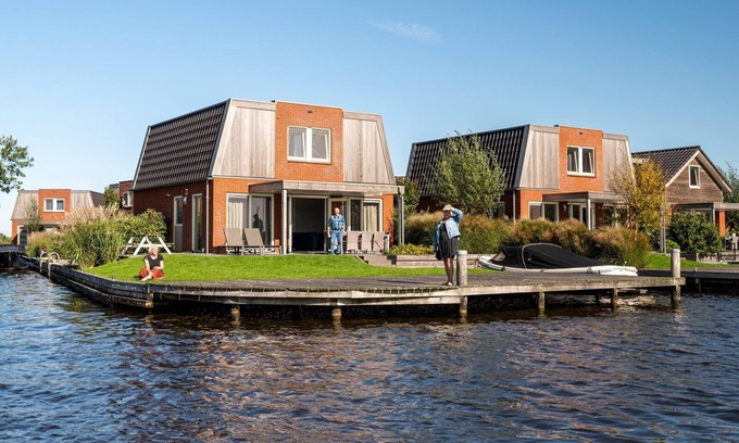 Akkrum Maison | Stay in our spacious Sneekermeer 8 home with private jetty.