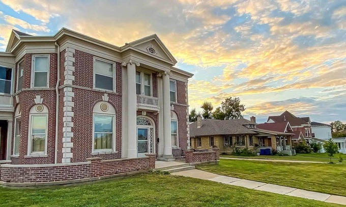 Jefferson City Maison | Stay In The Center of It All at Parker's Place