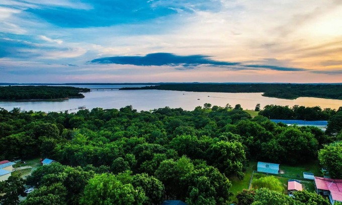 Checotah Maison | Stay Lakeshore - Serene landscape mins from water
