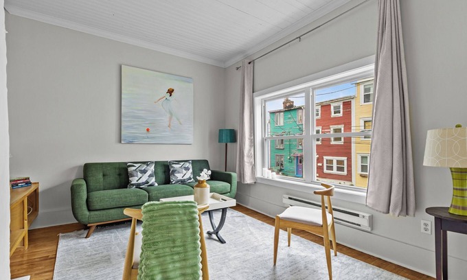 Downtown St. John's Appartement | Stay on Bond | 2bd | 1bth | Queen Beds | Deck Vws