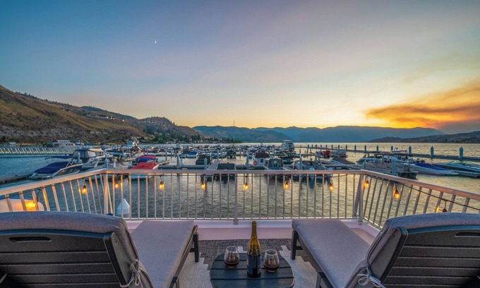Chelan Location De Bateaux | Stay ON Lake Chelan with amazing views | Stationary 1 Bed houseboat