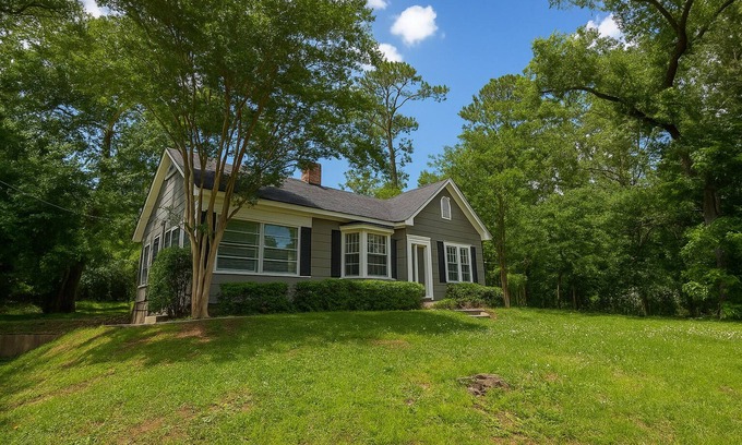 Meridian Maison | Stay on Magnolia Hill 2BR Cottage in Meridian, Mississippi with Southern Charm