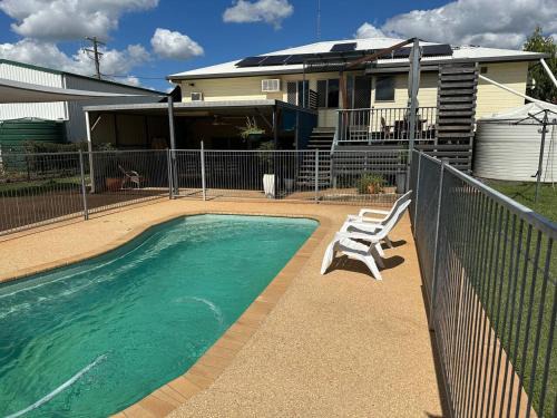 Clermont Maison | Stay Outback Clermont - Pet Friendly