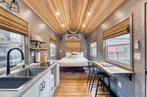 Hosford-Abernethy Maison | Stay Portland - Tiny Aztec - Walk to Local Shops & Restaurants
