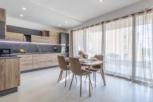 Tower Road Appartement | Stay Steps Away From The Sea in Sliema - Sleeps 4