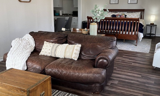 Lubbock Appartement | Stay with US at "The Airstream"- located at Lubbock RV Park, 1 mi from airport!