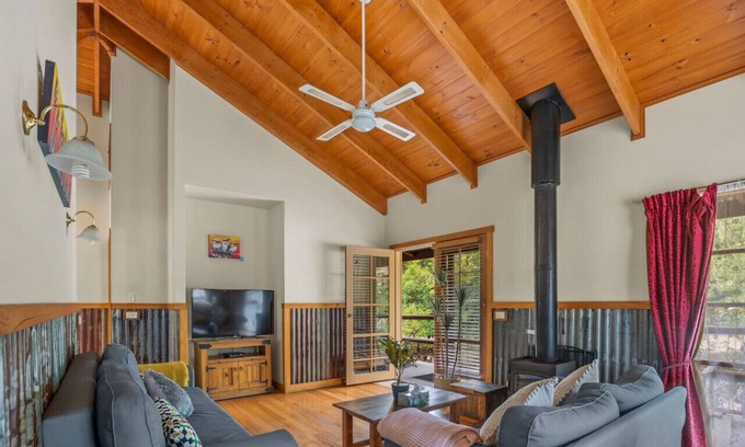 Badger Creek Cabine | StayAU 2BR Serene Lakeside Haven