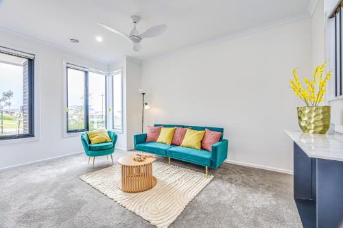 Mount Duneed Maison | StayAU 5BR Getaway 10 mins to Torquay & Deakin