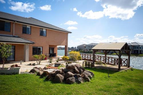 Sanctuary Lakes Maison | StayAU 5BR Idyllic Lakefront Escape Point Cook