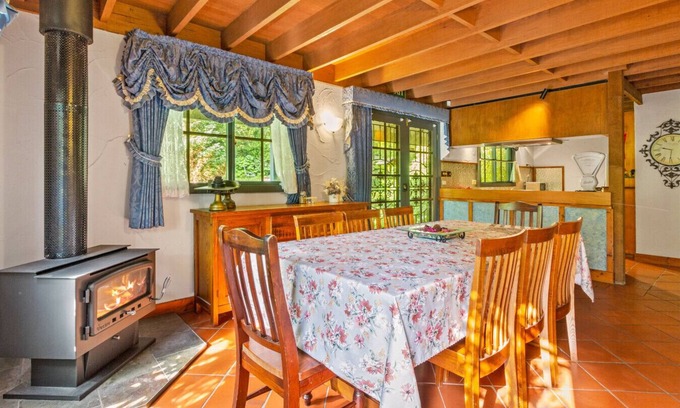 Mount Dandenong Cabine | StayAU Luxury Candlewick Cottage in Dandenong