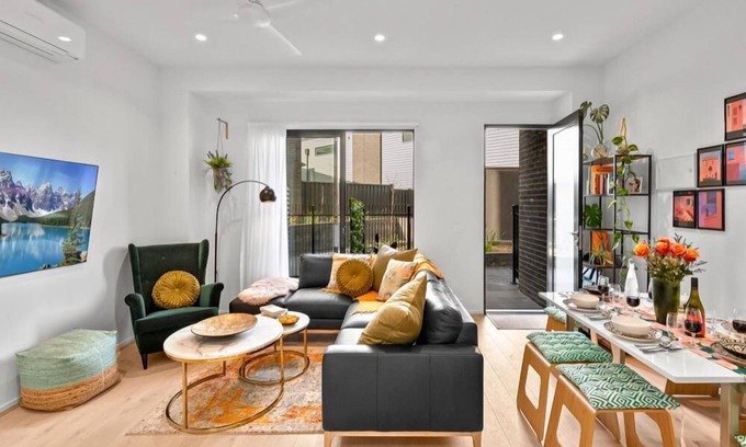 Coburg Appartement | StayCentral - Boulevard Gardens (Coburg) - Sacramento Way, Coburg - 3 Bedrooms, 4 Beds, 2 Bathrooms, 2 secure undercover parking spots.