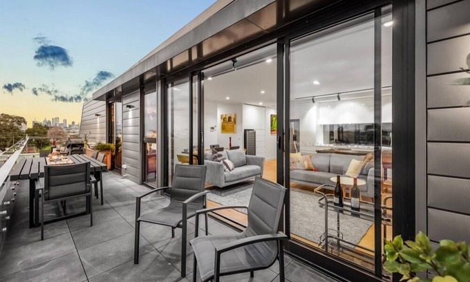 Brunswick East Appartement | StayCentral - East Brunswick Penthouse with Study - Gamble Street, Brunswick East - 1 Bedrooms, 1 Beds, 2 Bathrooms, 1 secure undercover parking spot.