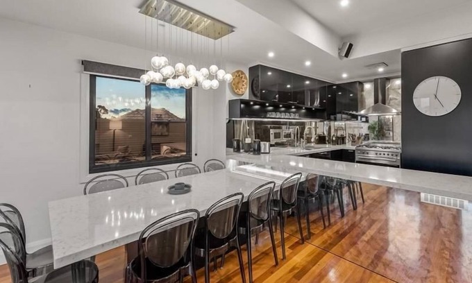 Moonee Ponds Appartement | StayCentral - Moonee Ponds Penthouse - Mount Alexander Rd, Moonee Ponds - 3 Bedrooms, 4 Beds, 2 Bathrooms, 2 secure undercover parking spot.