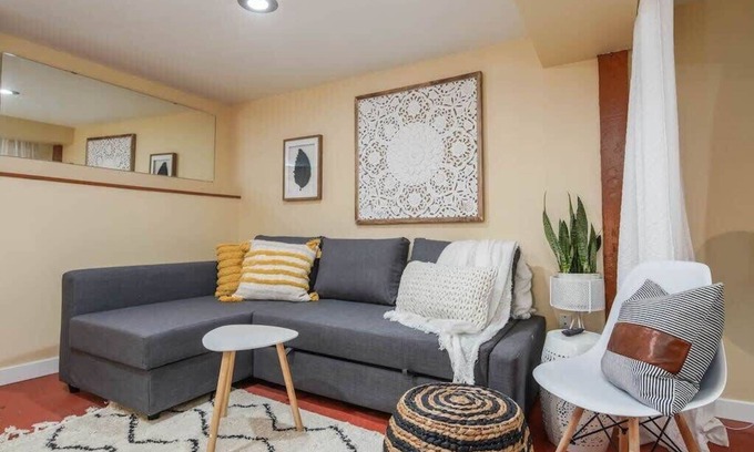 Woodlawn Appartement | #StayInMyDistrict Woodlawn Eclectic -Walk to Dekum
