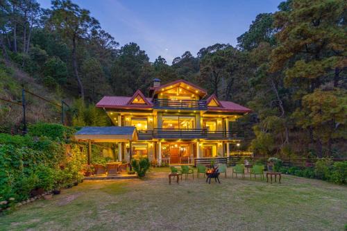 Kasauli Villa | StayVista at Floradale W Jacuzzi & Wood-Fire Pizza