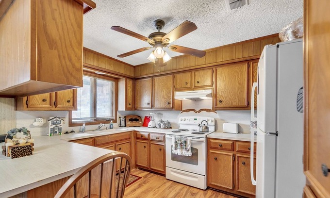 Lubbock Maison | Stead House-3bd/2ba, Ttu, Fall Specials! 3 Bedroom Home by RedAwning