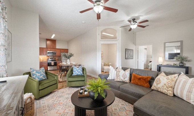 College Station Appartement | Steel Studio ~ Stylish 2BR + Fenced Yard